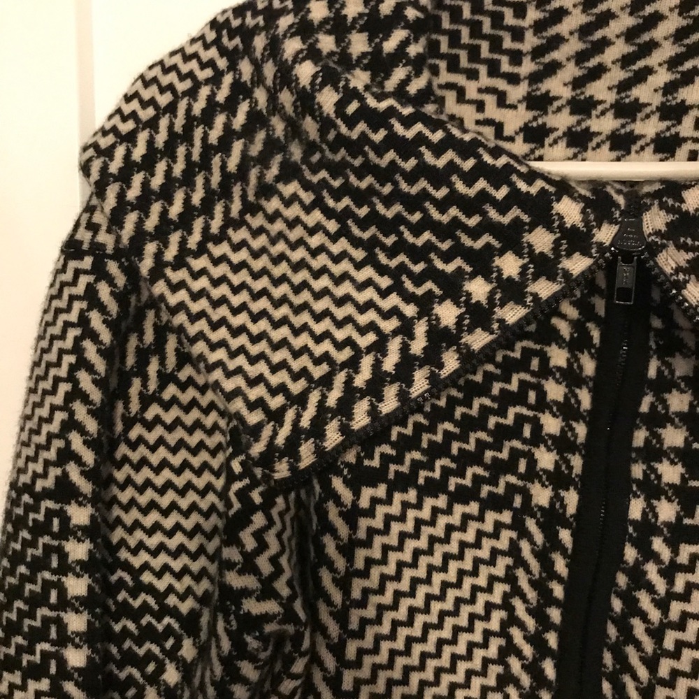 No Label Sweater - Picture 2 of 2